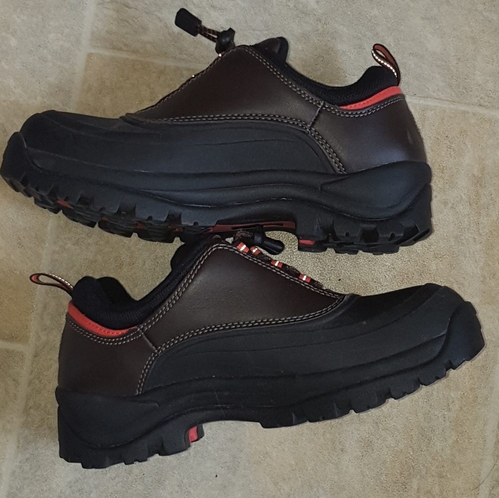 7 NWOT Lands' end waterproof hiking shoe